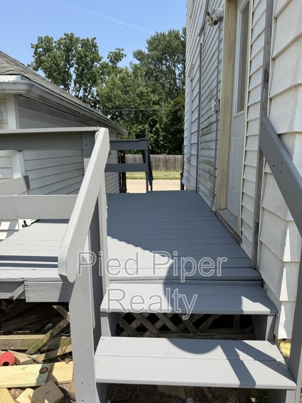 Freeport House: 839 S Adams Ave