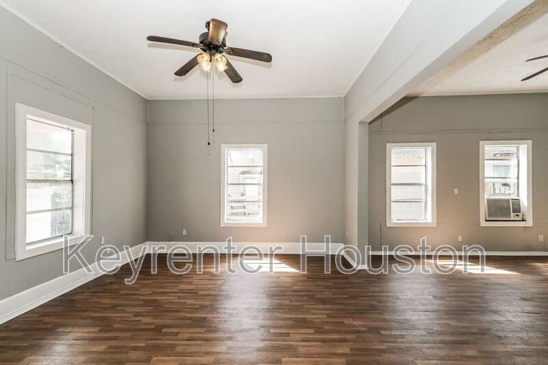 Houston House: 4610 Schroeder Rd