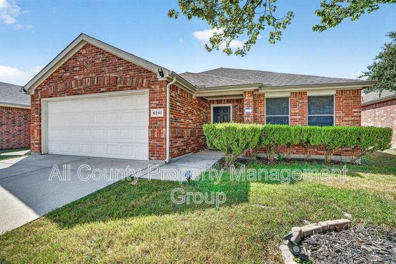 Fort Worth House: 6241 Trinity Creek