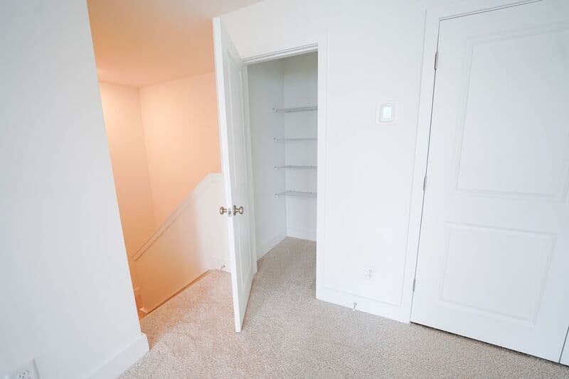Bloomingdale House: 128 Kingswood Cir