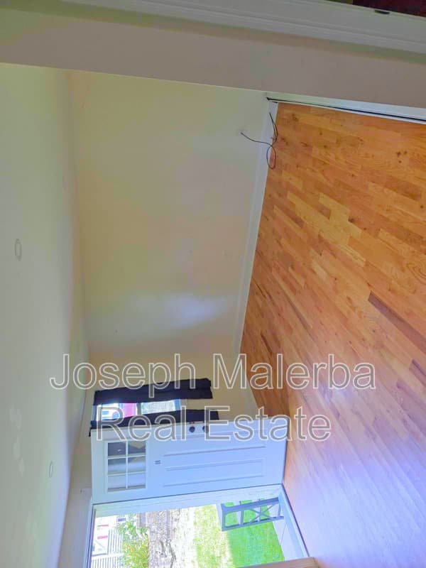 New London Condo: 84 Maple