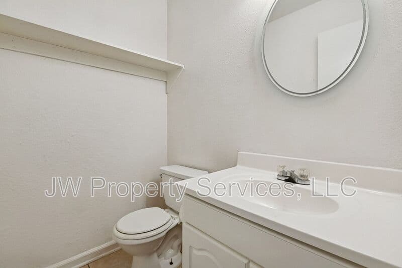 Metairie House: 2512-2514 Caswell Ln