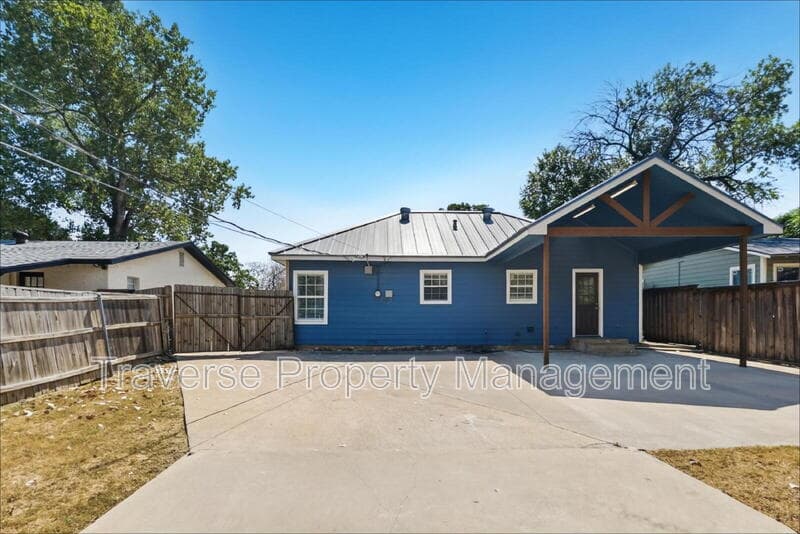 Fort Worth House: 1221 Blalock Avenue