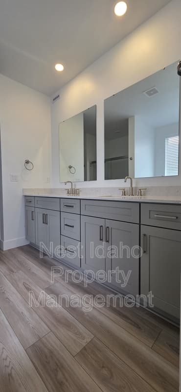 Nampa House: 5435 E Victoria Falls Drive
