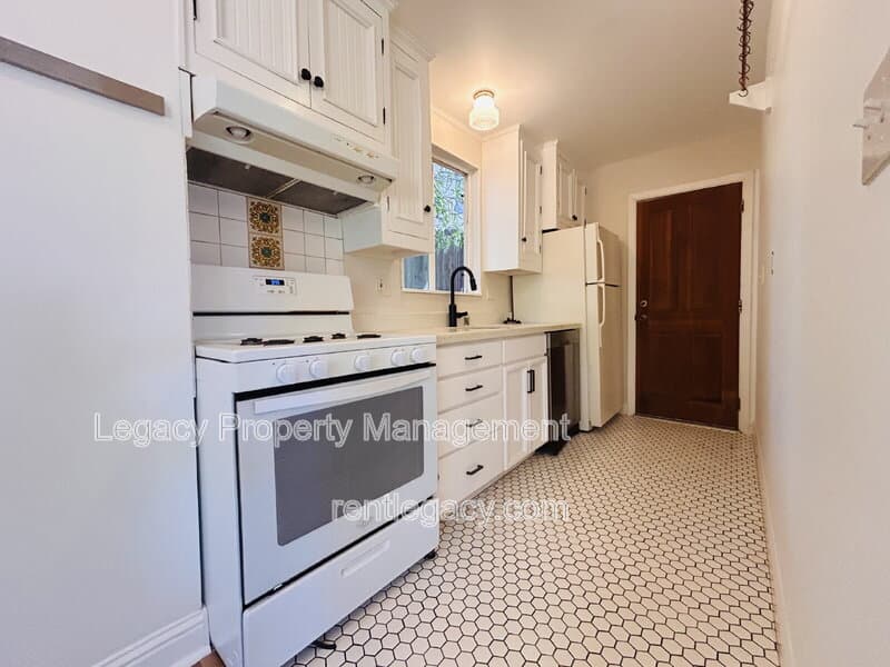Crockett House: 653 Alhambra Street