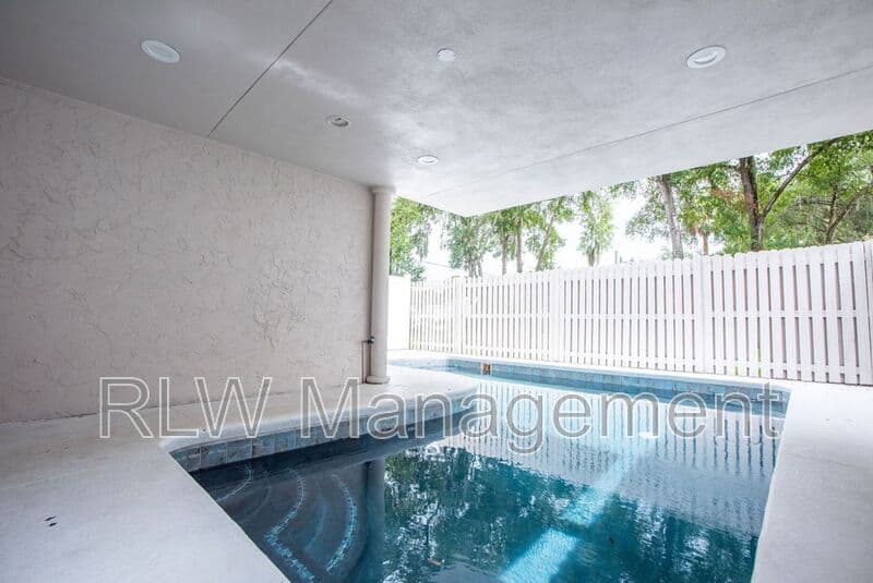 Tavares House: 216 E Alfred St