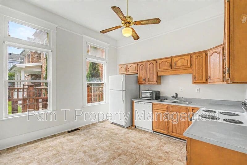 Savannah House: 512 E Waldburg Lane