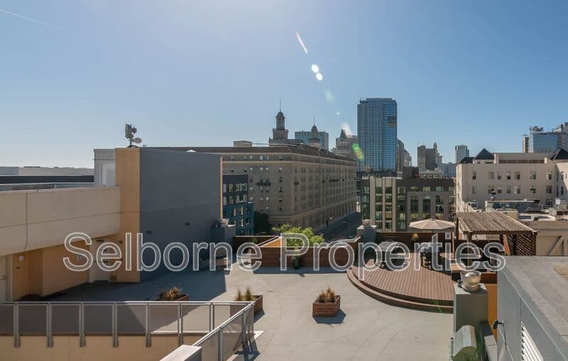 Oakland House: 1401 Jackson Street