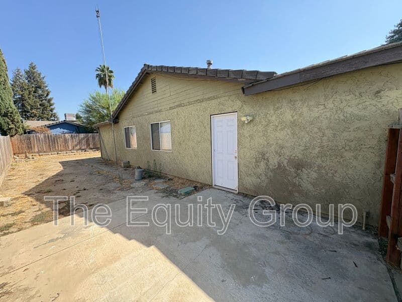 Visalia House: 2324 West Delta Ave