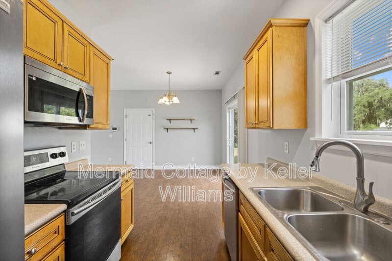 Beaufort House: 50 Spearmint Cir