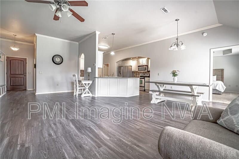 Bentonville House: 3101 Southwest Gumleaf Road
