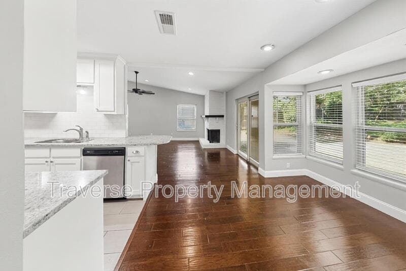 Bedford House: 2909 White Oak Ln
