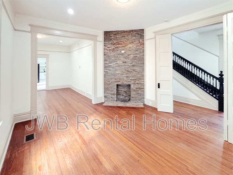 Jacksonville House: 1532 N Pearl St
