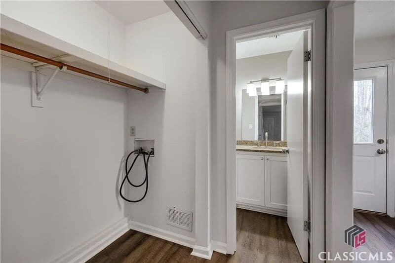 Athens House: 209 Highland Park Dr
