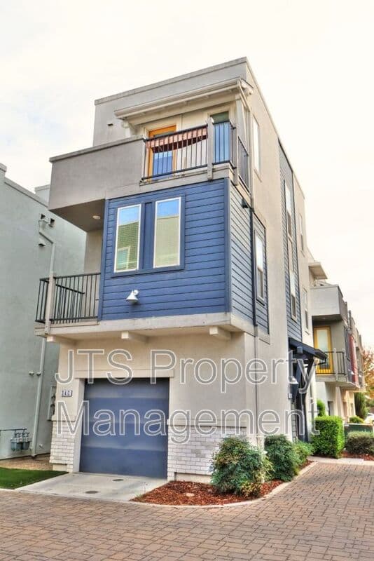 Sacramento House: 340 1st Avenue
