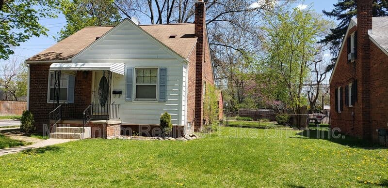 Pontiac House: 271 Dick Ave