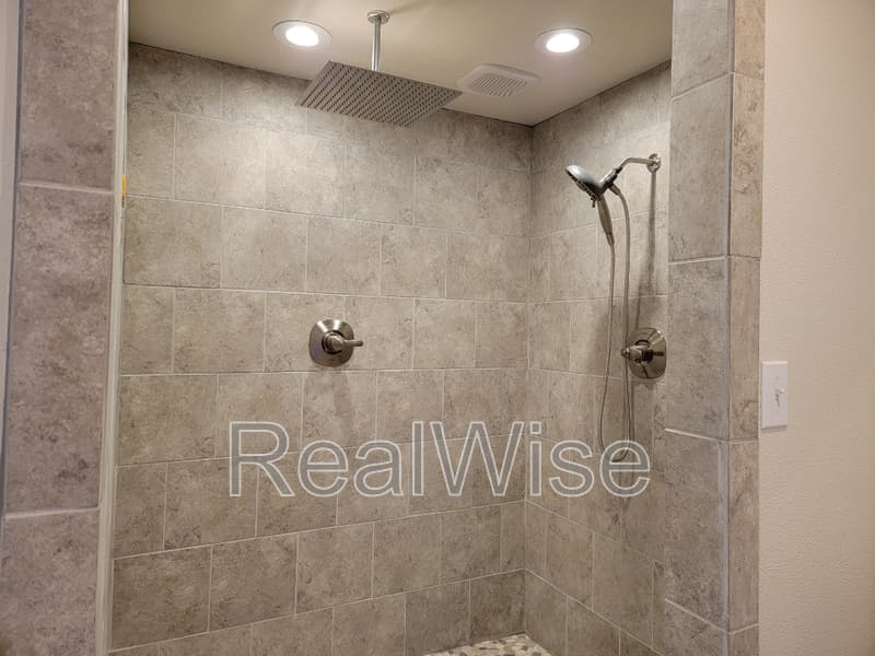 Roseburg House: 344 W Selmar Ct