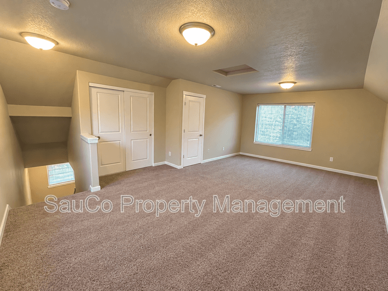 Hillsboro House: 8023 Northeast Sabo Street