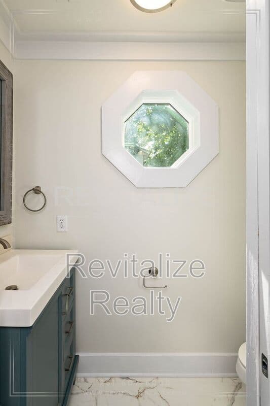 Mobile House: 80 Hathaway Rd N