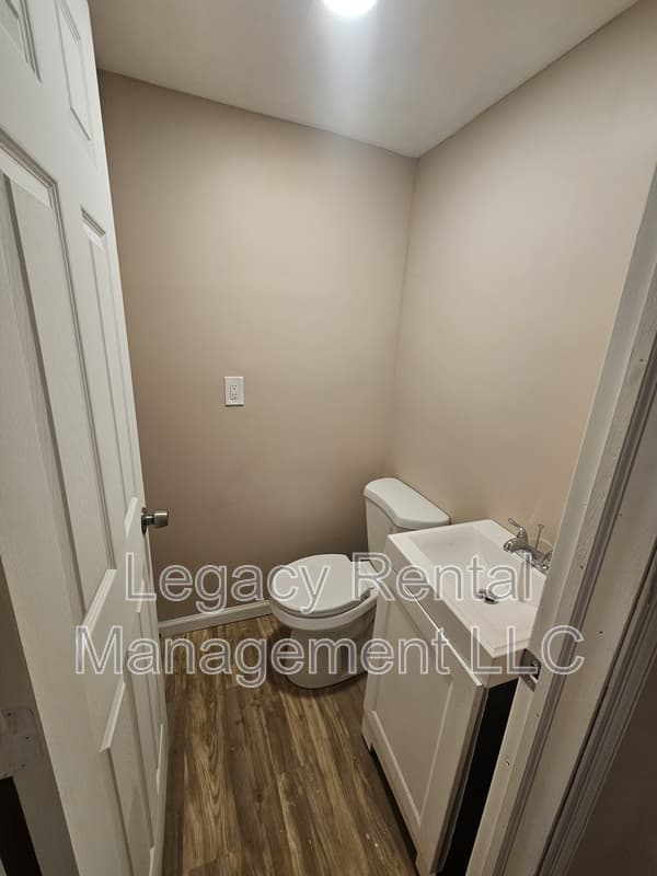 Shenandoah House: 897 West Coal Street