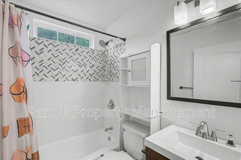 Savannah House: 1200 E 37th St