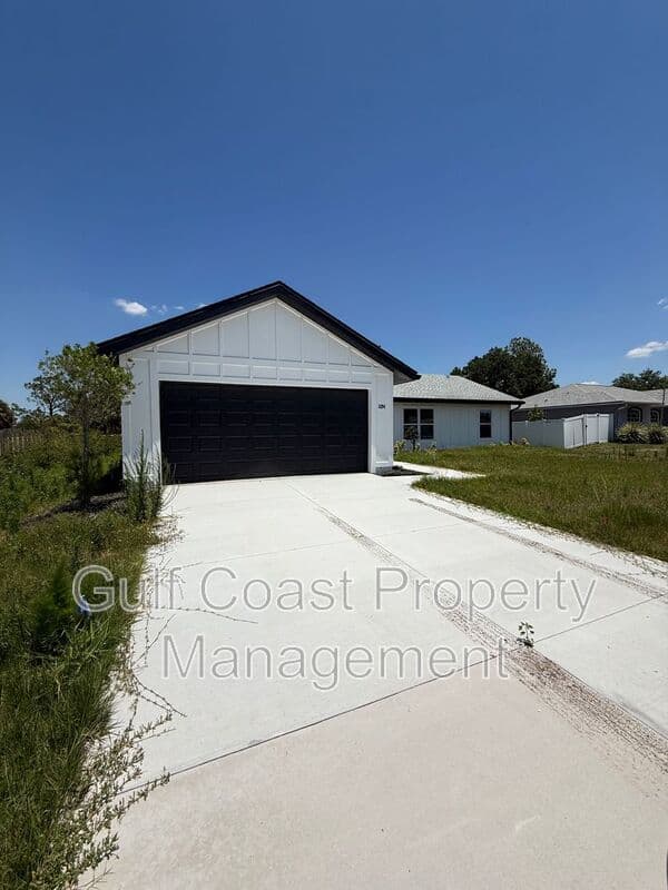 North Port House: 3294 West Price Blvd