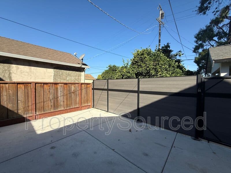 Manteca House: 807 W Yosemite