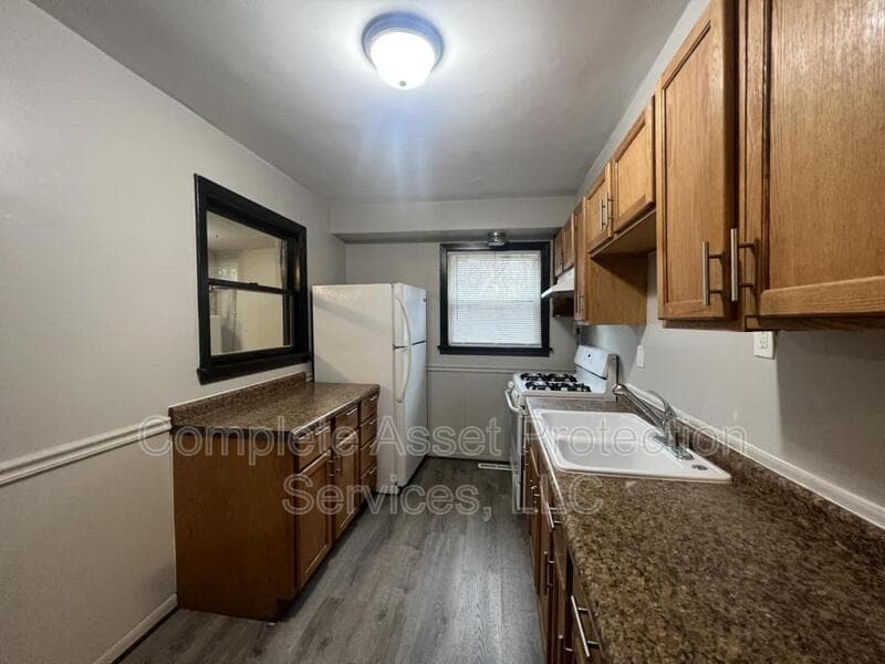 Hobart House: 3102 West 40th Street