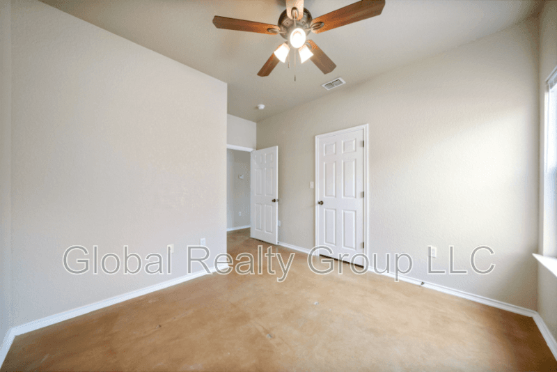 New Braunfels House: 161 S Krueger Ave