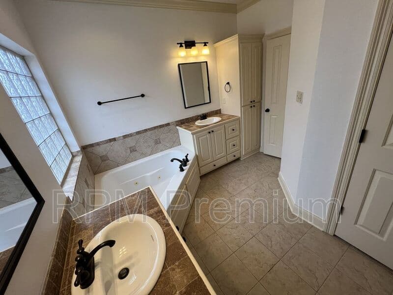Zachary House: 7335 Oakview Dr.