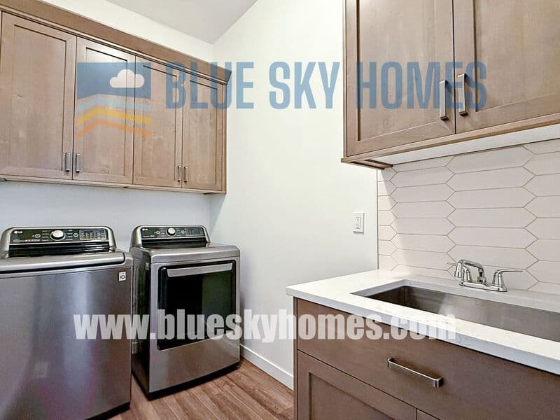 Star House: 8500 W Lilburn st