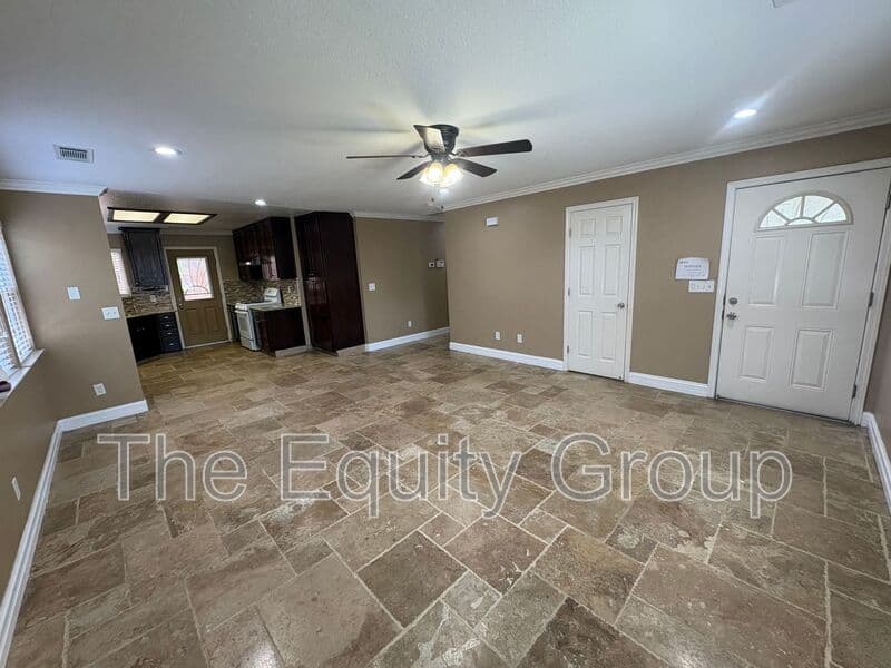 Visalia House: 744 West Buena Vista Ave