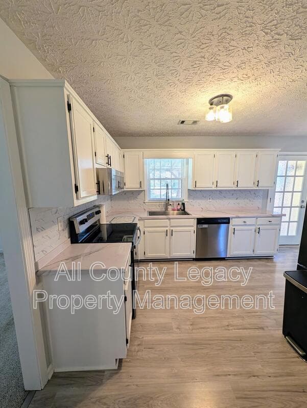 Auburn House: 383 Blackberry Cir