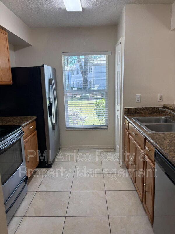 Tampa Townhome: 7430 E Bank Dr