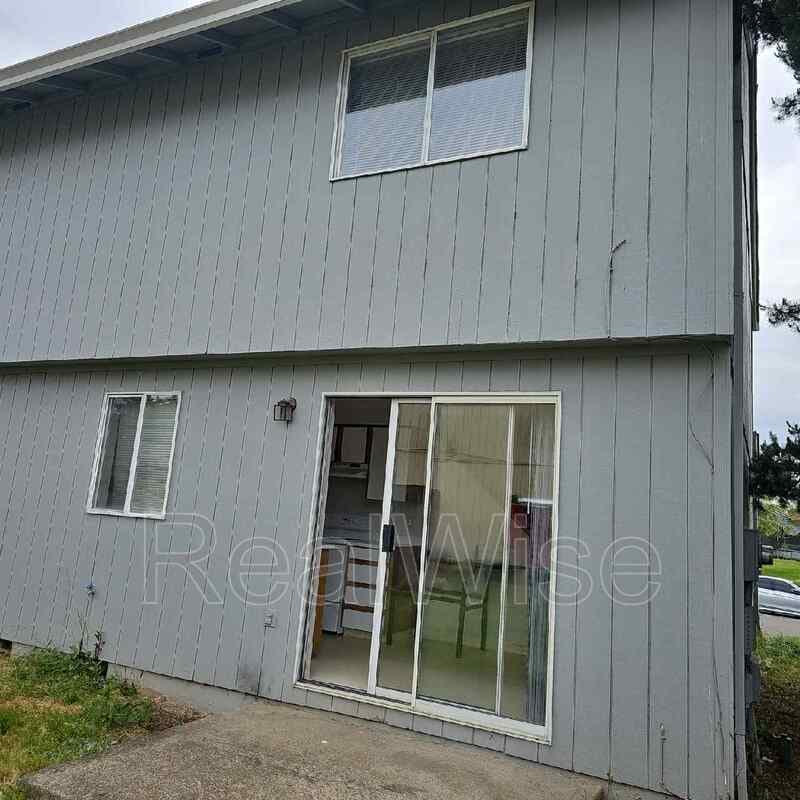 Hillsboro House: 2933 SE 38th Court
