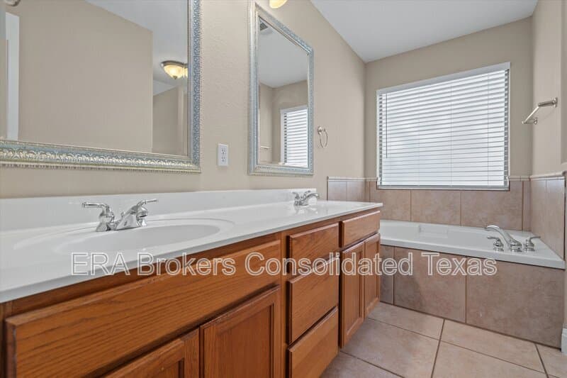Austin House: 8800 Hazelhurst Dr