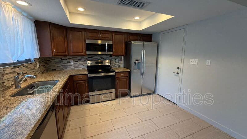 Glendale House: 6516 W Phelps Rd