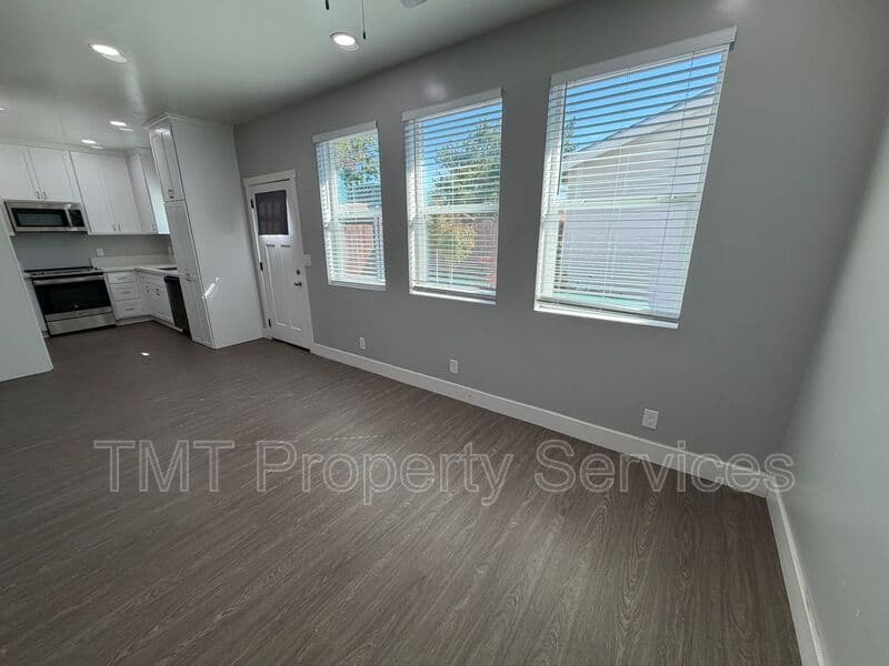 Sacramento House: 1811 Helena Avenue
