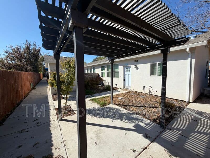 Sacramento House: 1811 Helena Avenue