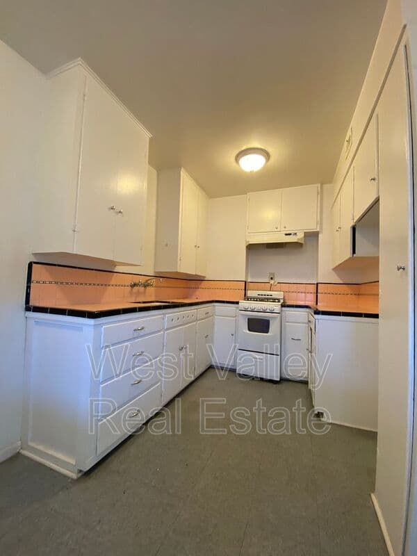 Taft Condo: 155 1/2 North