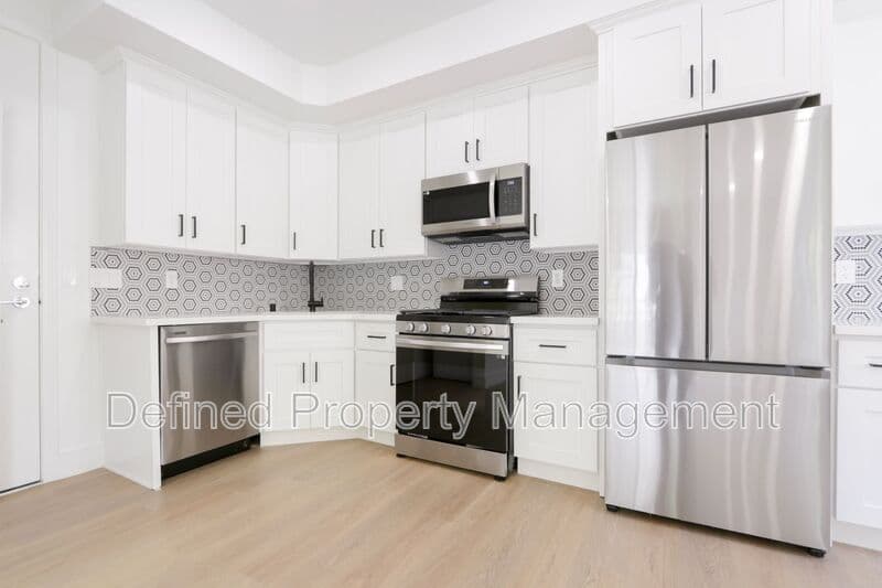 Los Angeles Condo: 1325 N Poinsettia