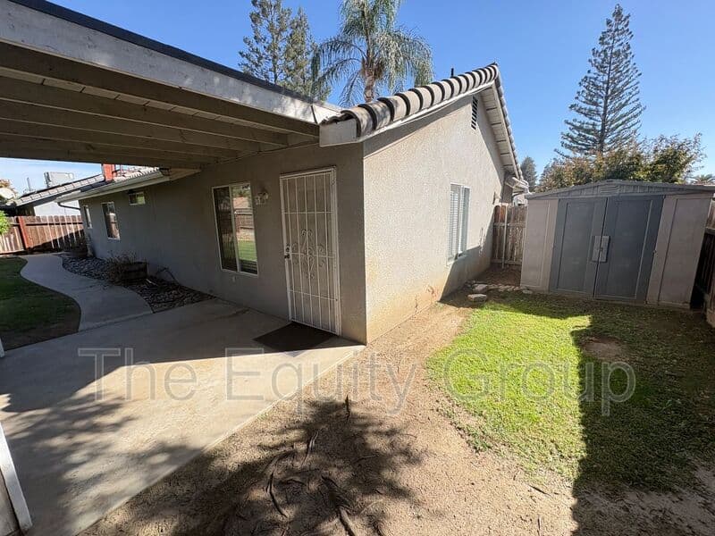 Visalia House: 323 South Citrus Court