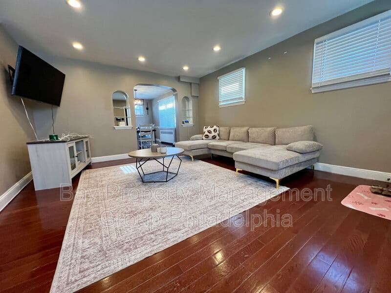Lansdowne House: 317 Barker Ave