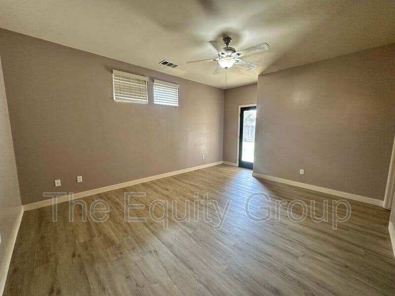 Farmersville House: 421 W. Trinta St