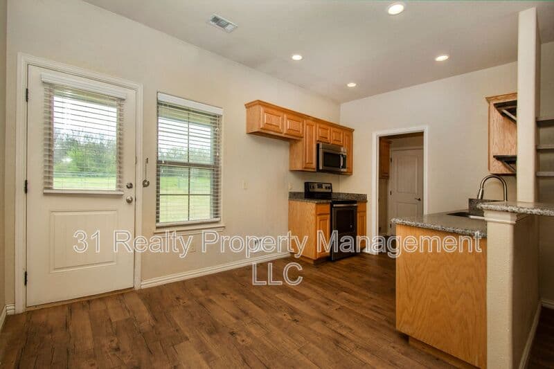 Denison House: 700 E Bullock St