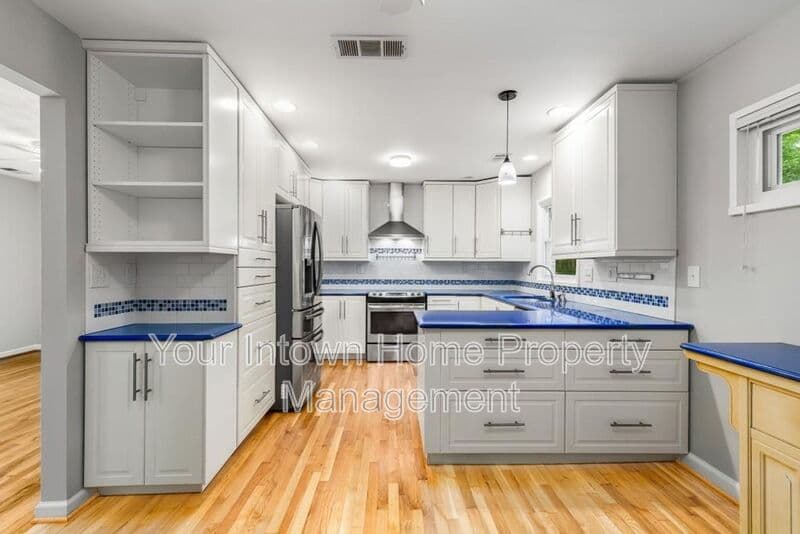 Decatur House: 2959 Westbury Dr.