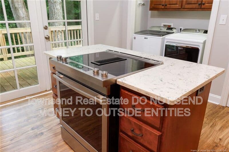 Fayetteville House: 320 Glenburney