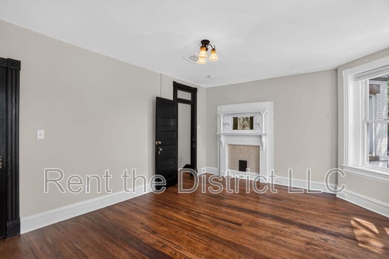 Washington Townhome: 37 Rhode Island Avenue NW