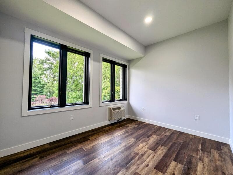 Pella Condo: 413 Jefferson Street - 24