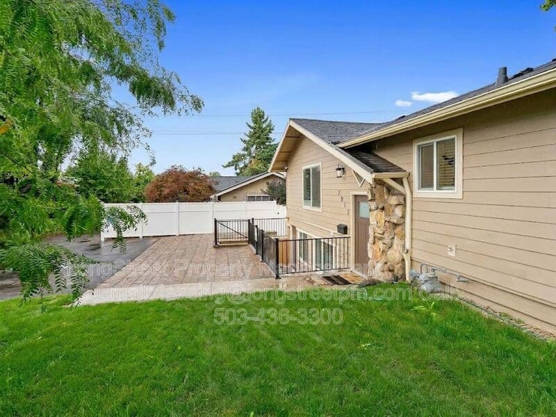 Portland House: 2812 NE Bryant St